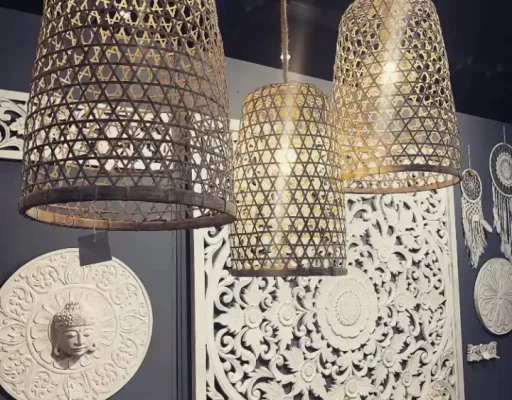 Lámparas colgantes y objetos de decoración mostrados en el perfil de OG Decoraciones de Ushuaia
